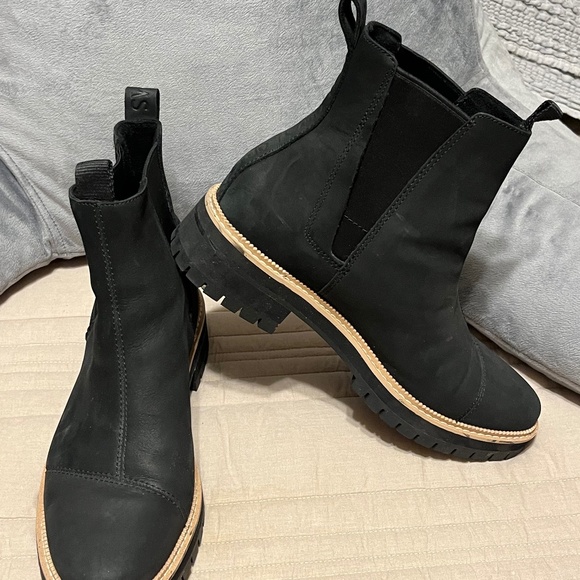 Tom’s Boots - Picture 1 of 2